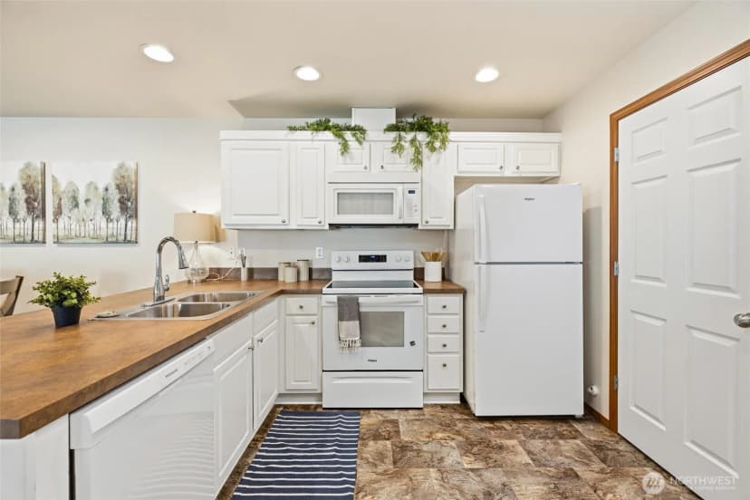 Property photo for 420 Oak Hill Lane, Burlington photo 12