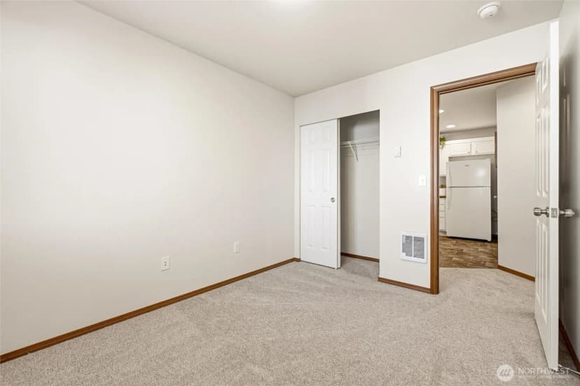 Property photo for 420 Oak Hill Lane, Burlington photo 14