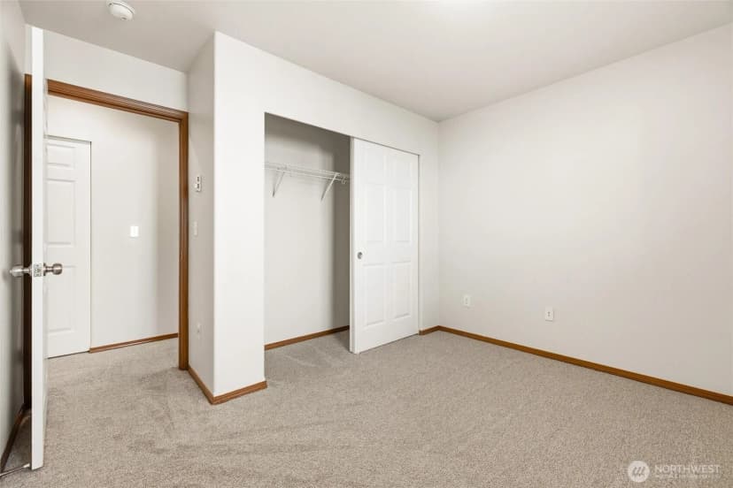 Property photo for 420 Oak Hill Lane, Burlington photo 18