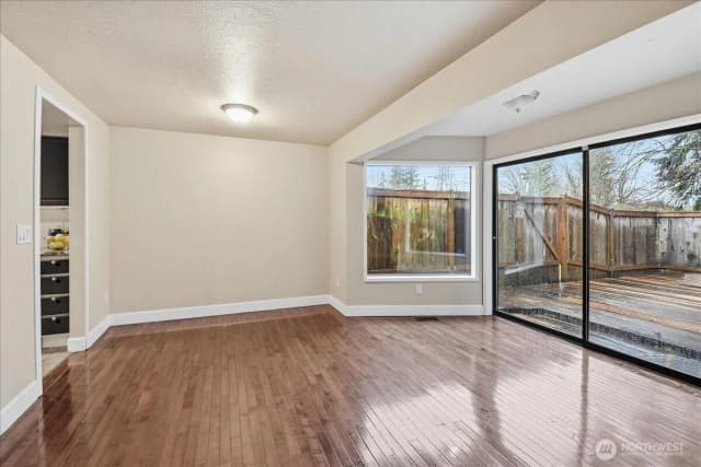 Property photo for 1596 Aberdeen Court Se, Renton photo 3