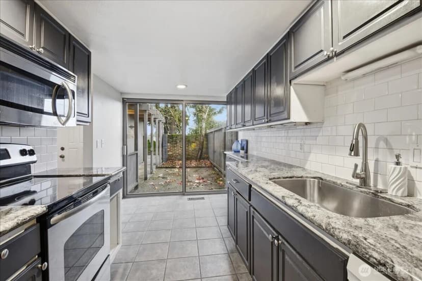 Property photo for 1596 Aberdeen Court Se, Renton photo 5