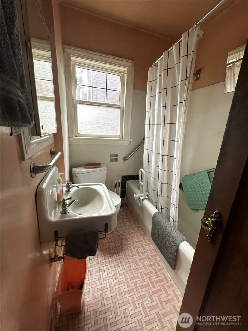 Property photo for 1603 Lakeview Boulevard E, Seattle photo 9