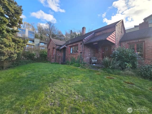 Property photo for 1603 Lakeview Boulevard E, Seattle photo 2