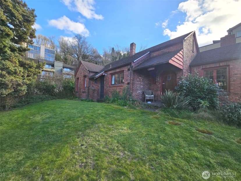 Property photo for 1603 Lakeview Boulevard E, Seattle photo 2