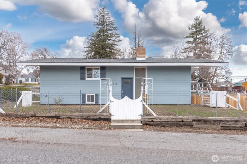 Property photo for 314 3rd Avenue W, Omak photo 2
