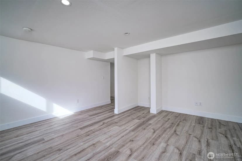 Property photo for 10633 21st Avenue Sw, Seattle photo 25