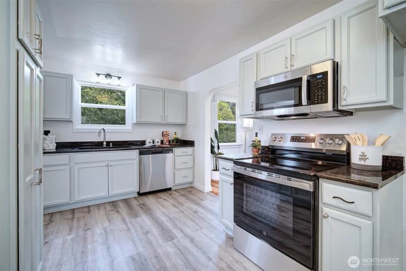 Property photo for 10633 21st Avenue Sw, Seattle photo 6