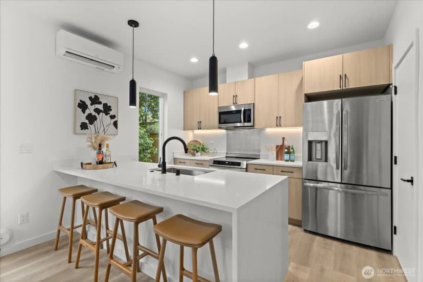 Property photo for 6530 18th Avenue Sw #b, Seattle photo 4