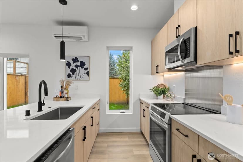 Property photo for 6530 18th Avenue Sw #b, Seattle photo 5