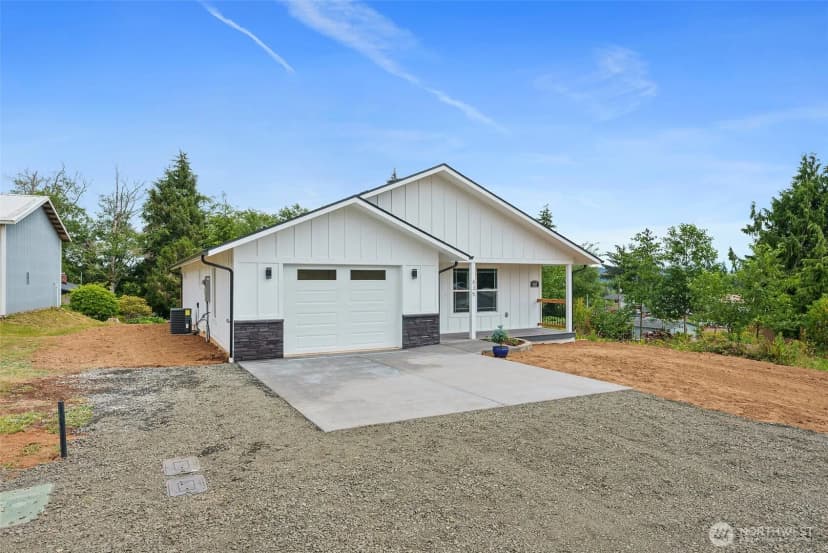 Property photo for 635 Elm Street, Raymond
