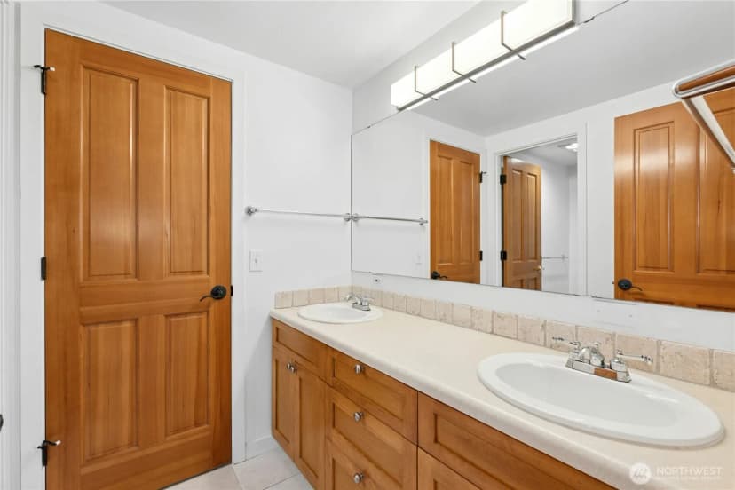 Property photo for 12506 Holmes Point Drive Ne, Kirkland photo 30