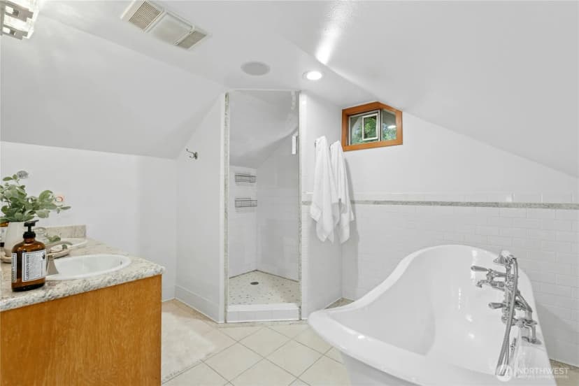 Property photo for 12506 Holmes Point Drive Ne, Kirkland photo 17