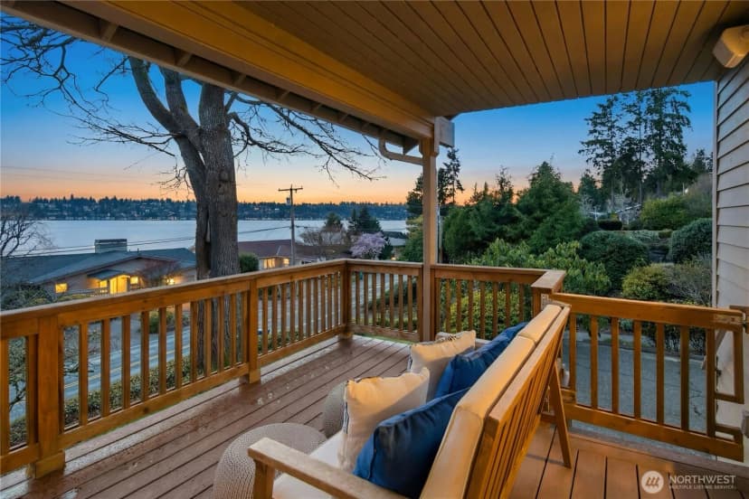 Property photo for 12506 Holmes Point Drive Ne, Kirkland