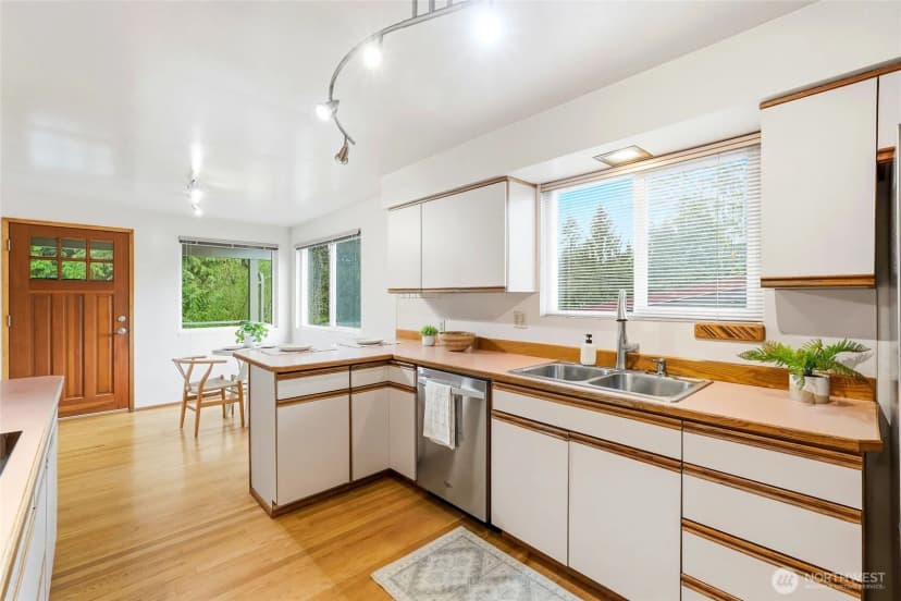 Property photo for 1058 Ne 106th Street, Seattle photo 6