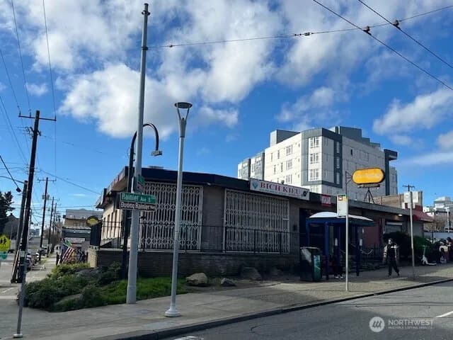 Property photo for 421 Rainier Avenue S, Seattle photo 3