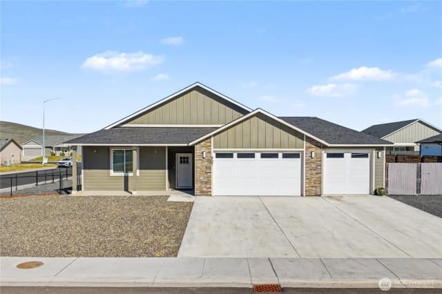 Property photo for 907 Ne 5th Avenue, Ephrata