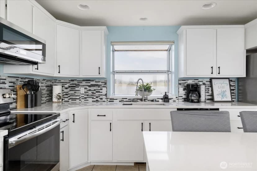 Property photo for 2507 W Beach Road, Oak Harbor photo 9