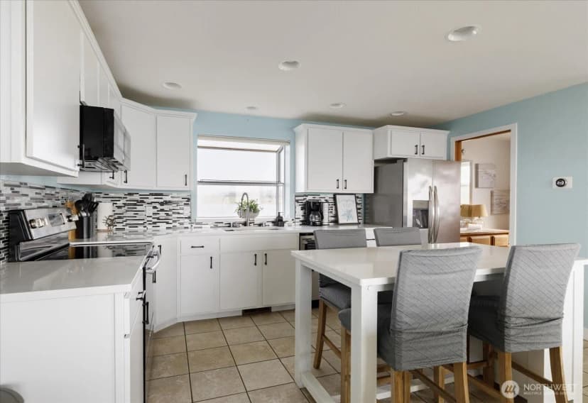 Property photo for 2507 W Beach Road, Oak Harbor photo 8