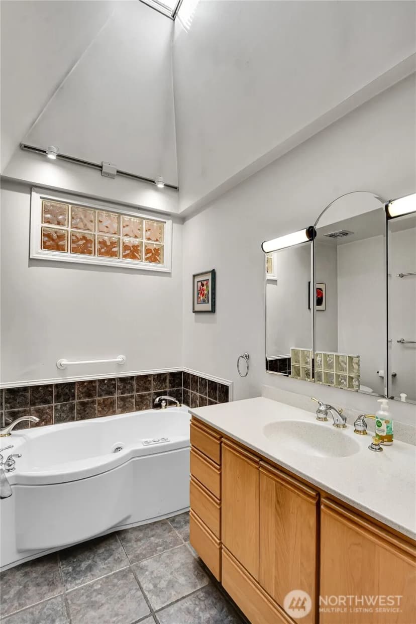 Property photo for 18722 56th Avenue Ne, Kenmore photo 11
