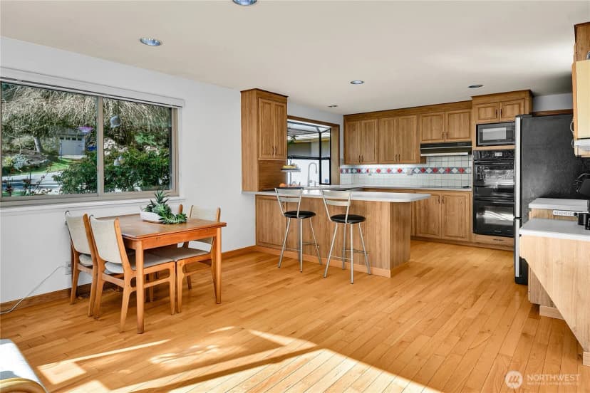 Property photo for 18722 56th Avenue Ne, Kenmore photo 5