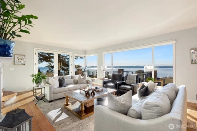 Property photo for 2803 Magnolia Boulevard W, Seattle photo 3