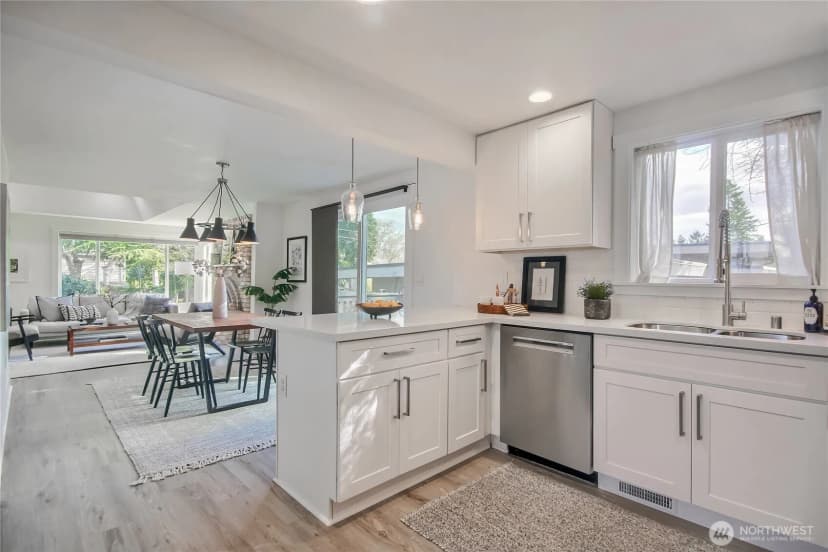Property photo for 11271 35th Avenue Sw, Seattle photo 2