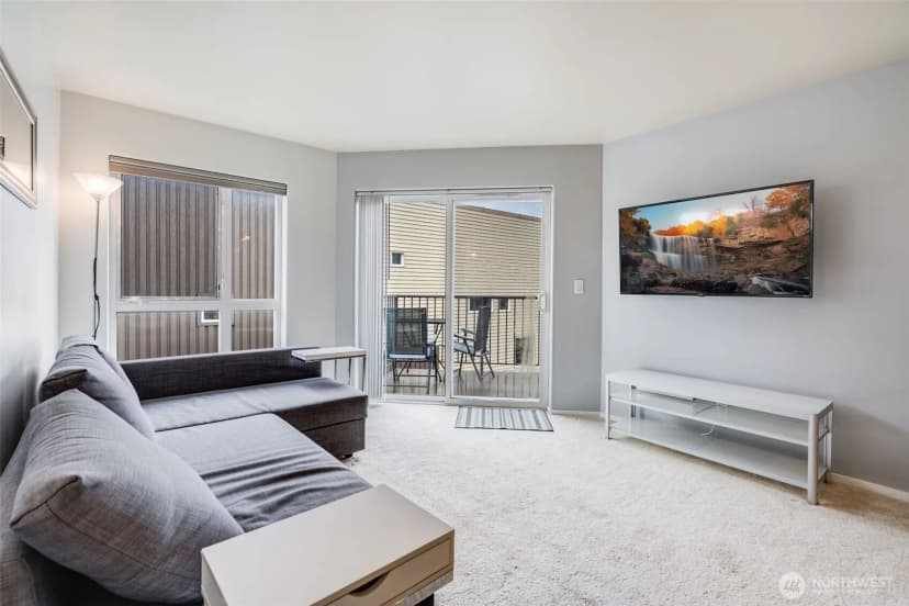 Property photo for 4020 Aurora Avenue N #403, Seattle photo 9