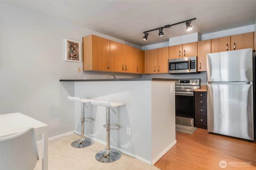Property photo for 4020 Aurora Avenue N #403, Seattle photo 12