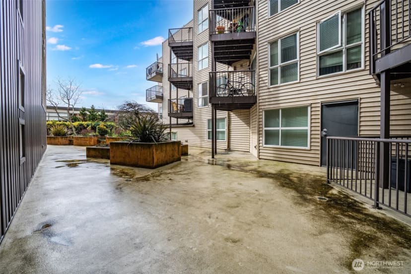 Property photo for 4020 Aurora Avenue N #403, Seattle photo 7