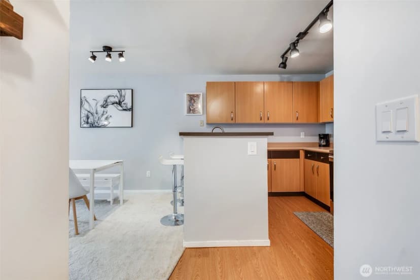 Property photo for 4020 Aurora Avenue N #403, Seattle photo 13