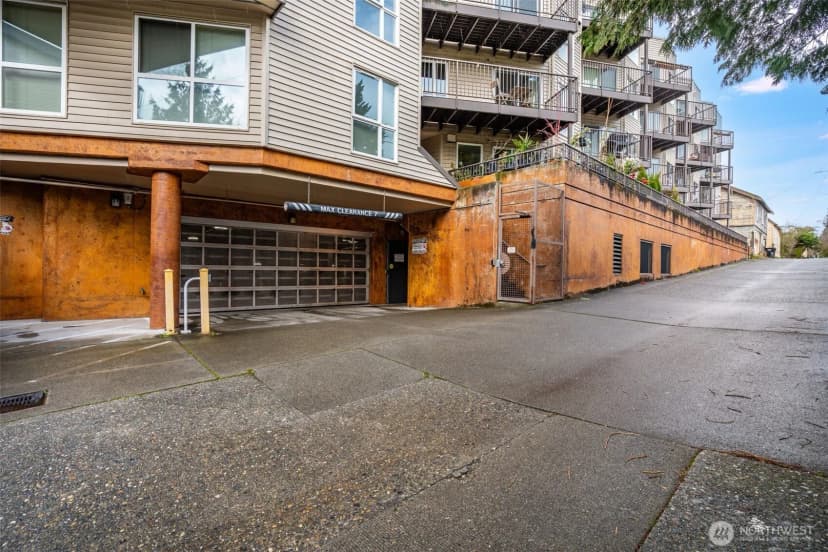 Property photo for 4020 Aurora Avenue N #403, Seattle photo 32