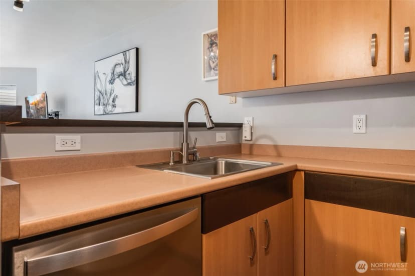 Property photo for 4020 Aurora Avenue N #403, Seattle photo 15