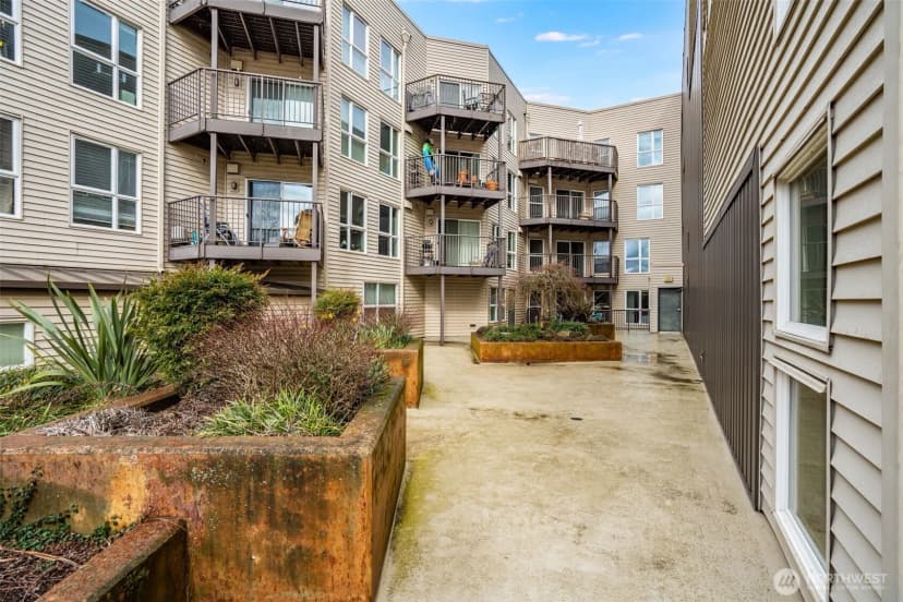 Property photo for 4020 Aurora Avenue N #403, Seattle photo 8