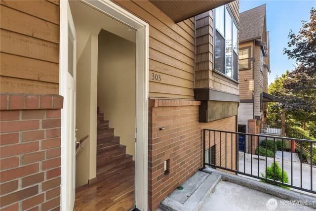 Property photo for 303 Bellevue Way Se, Bellevue photo 3