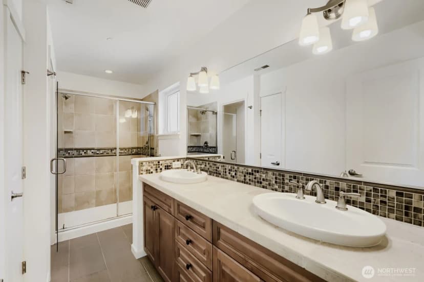 Property photo for 303 Bellevue Way Se, Bellevue photo 19