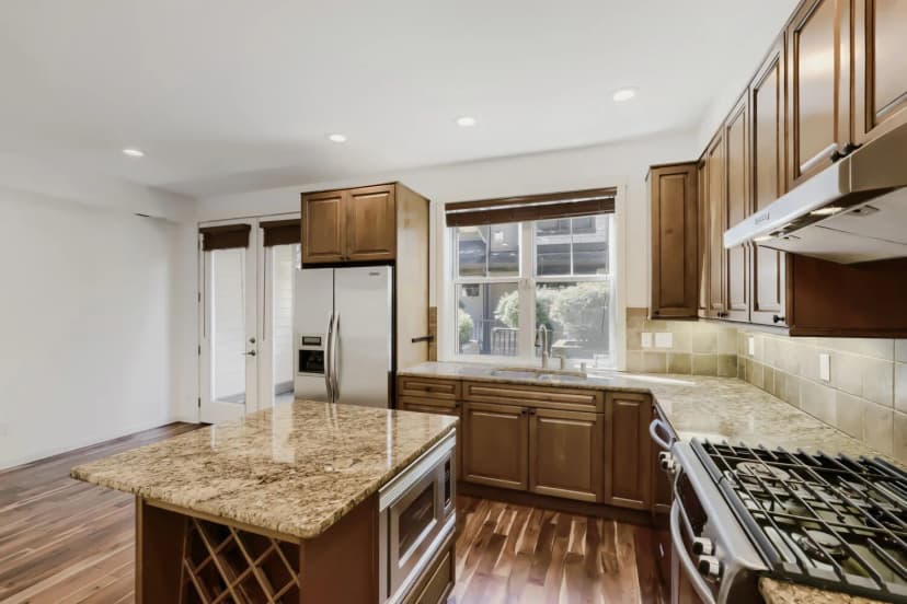 Property photo for 303 Bellevue Way Se, Bellevue photo 11