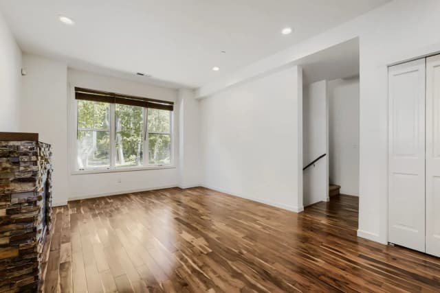 Property photo for 303 Bellevue Way Se, Bellevue photo 4