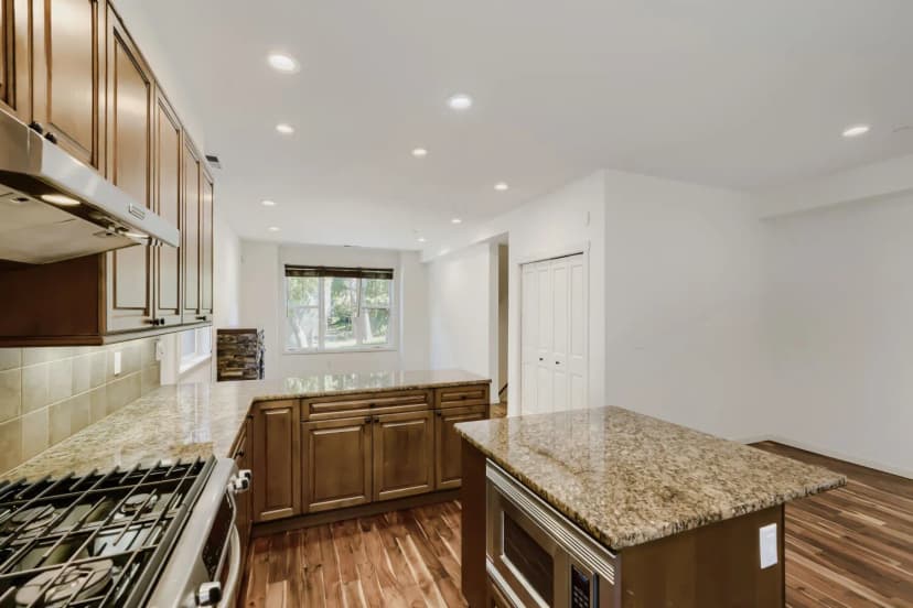 Property photo for 303 Bellevue Way Se, Bellevue photo 10