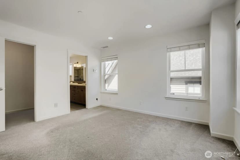 Property photo for 303 Bellevue Way Se, Bellevue photo 17