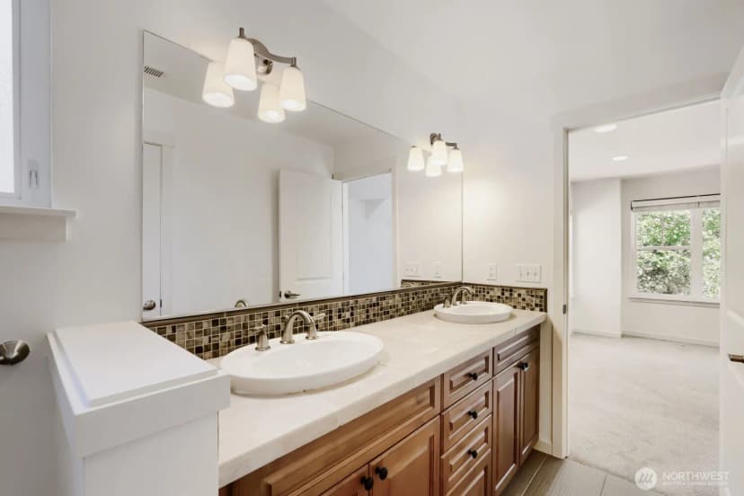 Property photo for 303 Bellevue Way Se, Bellevue photo 18