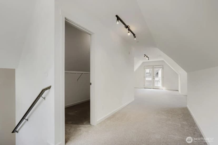 Property photo for 303 Bellevue Way Se, Bellevue photo 23