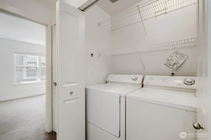 Property photo for 303 Bellevue Way Se, Bellevue photo 22