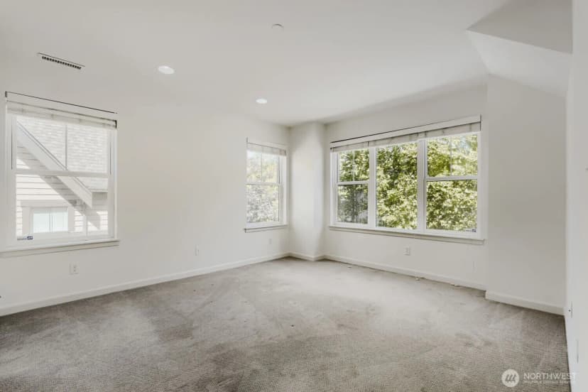 Property photo for 303 Bellevue Way Se, Bellevue photo 16