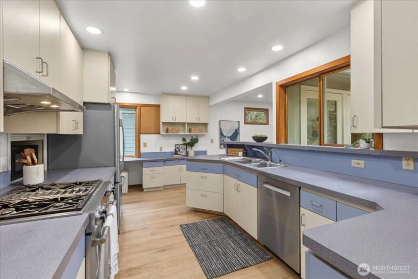 Property photo for 11904 Lakeside Avenue Ne, Seattle photo 11