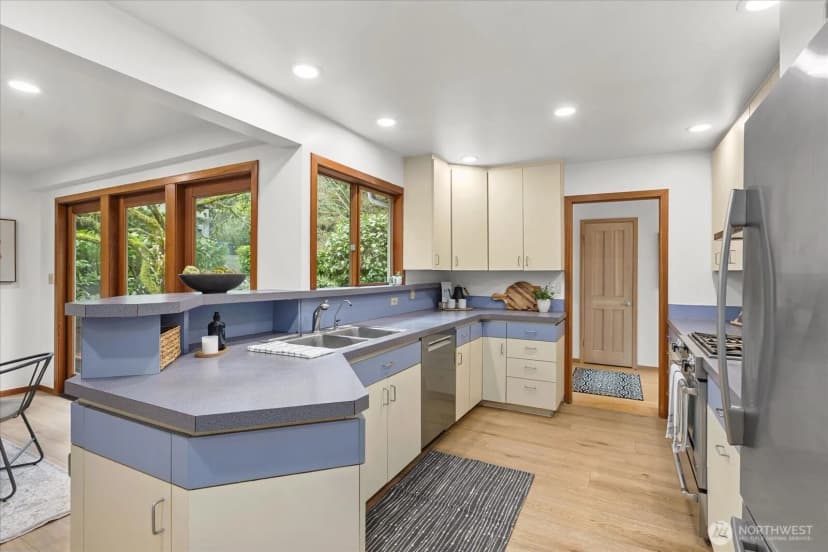 Property photo for 11904 Lakeside Avenue Ne, Seattle photo 13
