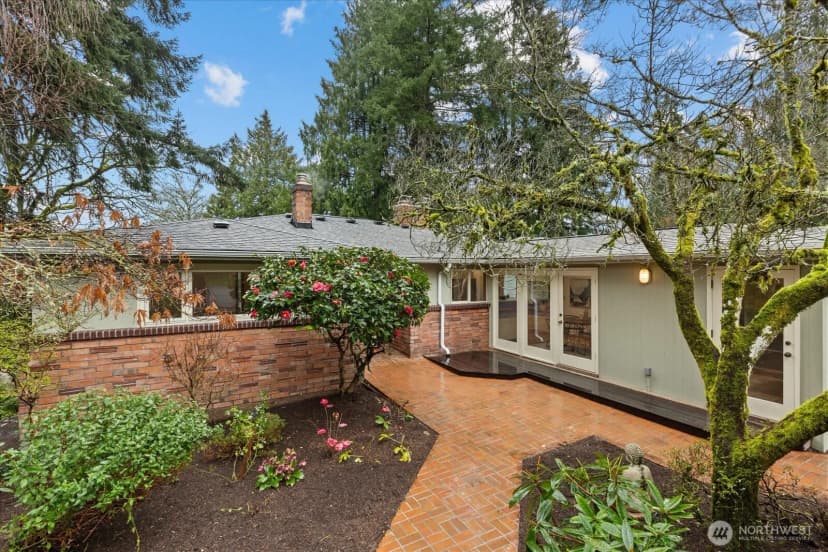 Property photo for 11904 Lakeside Avenue Ne, Seattle photo 32