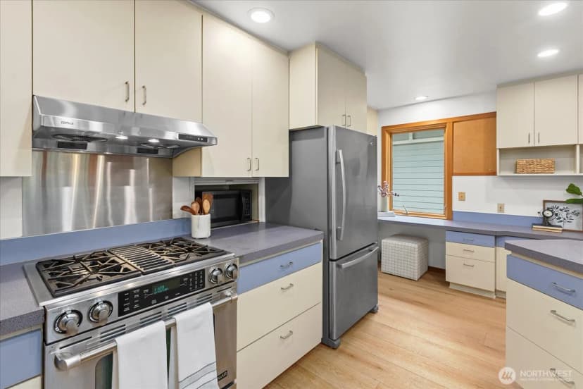 Property photo for 11904 Lakeside Avenue Ne, Seattle photo 15