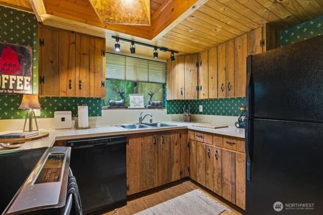 Property photo for 16221 Birch Way E, Greenwater photo 5