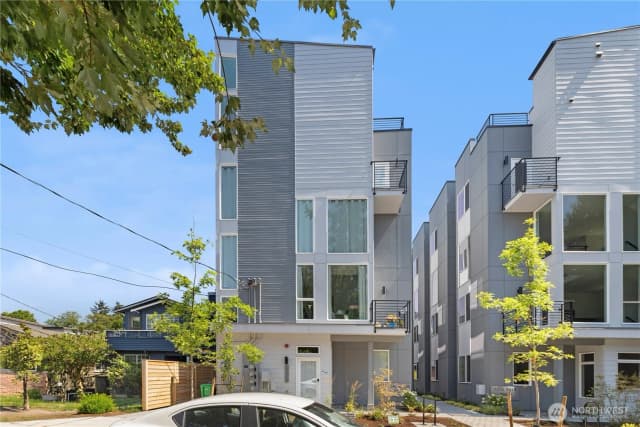 Property photo for 9518 Interlake Avenue N, Seattle photo 3