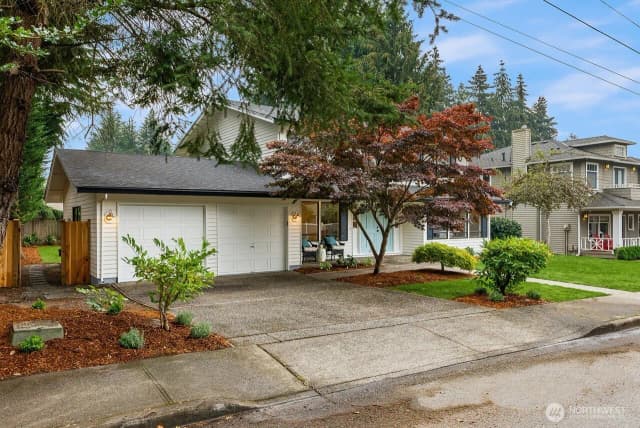 Property photo for 10703 Ne 53rd Street, Kirkland photo 4
